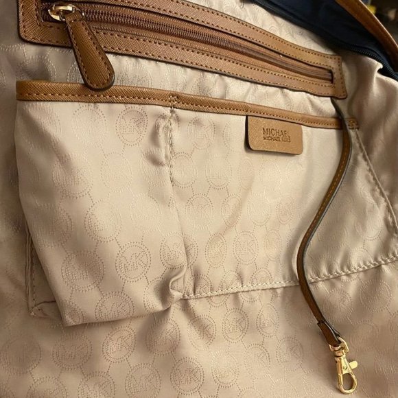 Michael Kors Kempton Large Tote in Navy - Picture 2 of 5